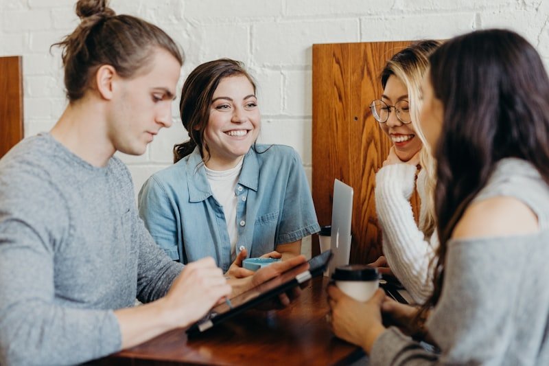 Équipe au travail, utilisant leurs outils du quotidien